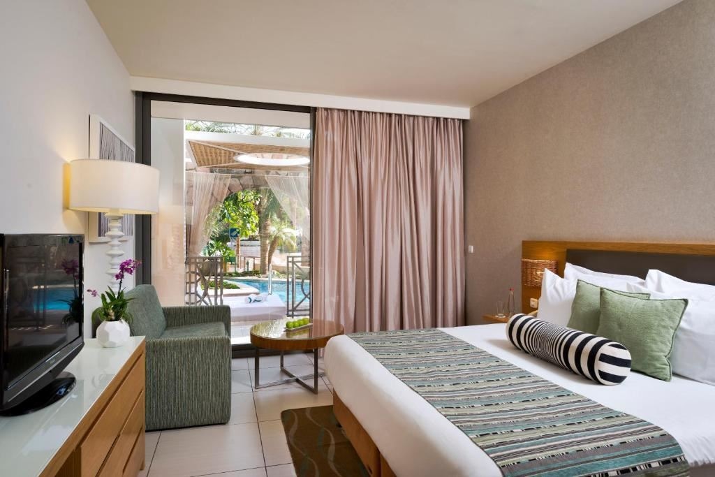 rooms-room-deck-poolview