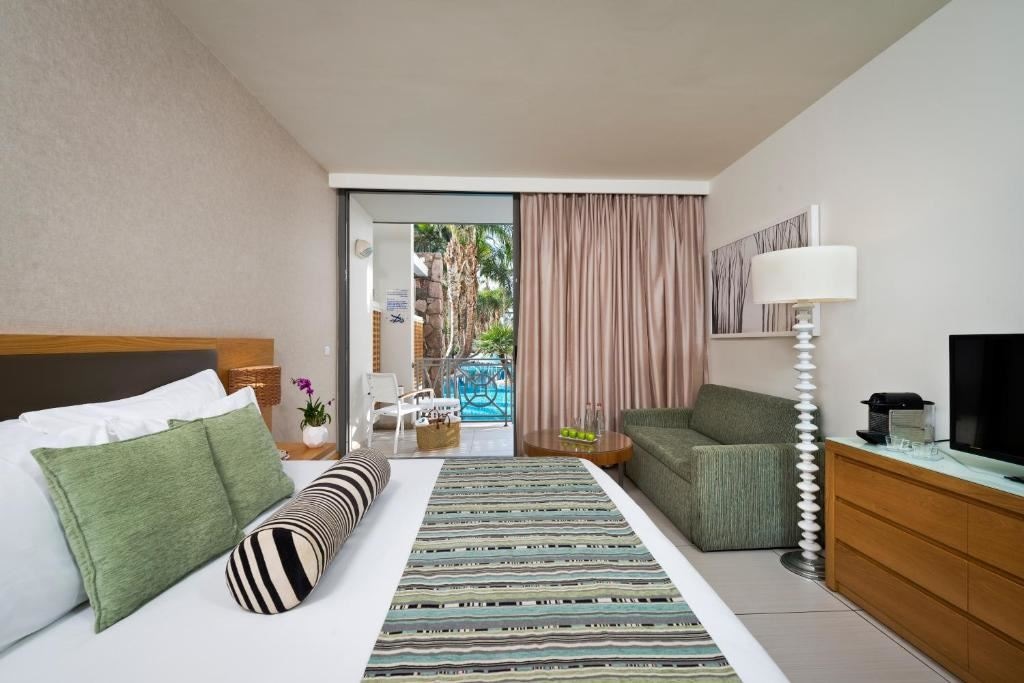 rooms-room-regular-poolview