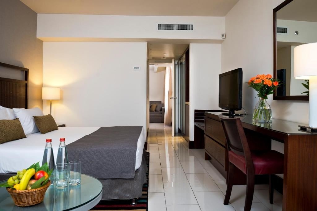 rooms-family-room-mountain-view