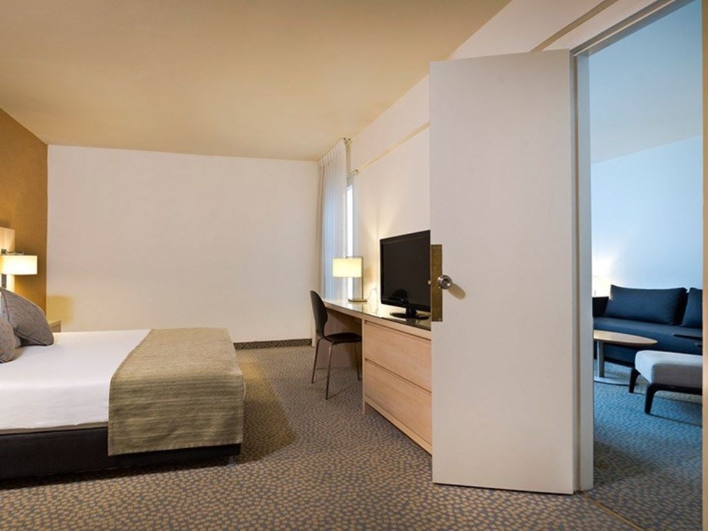 rooms-family-room-pool-view