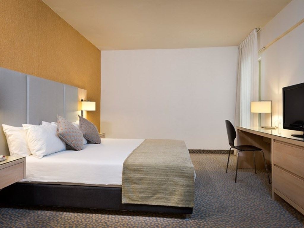 rooms-family-room-pool-view