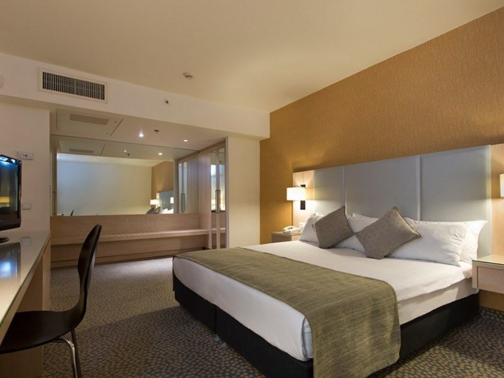 rooms-family-room-pool-view