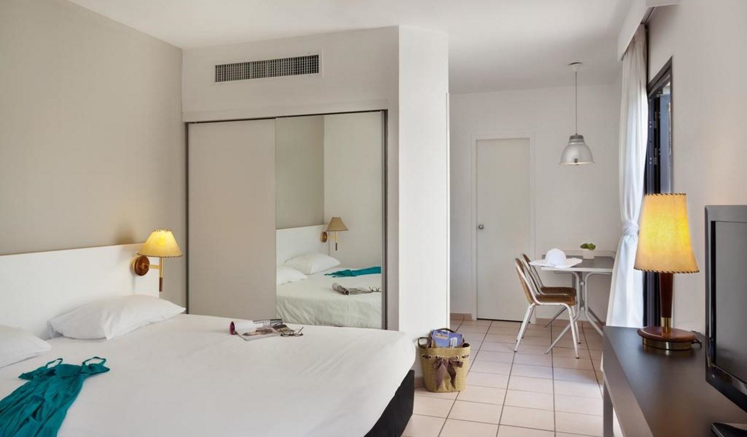 rooms-studio-pool-view