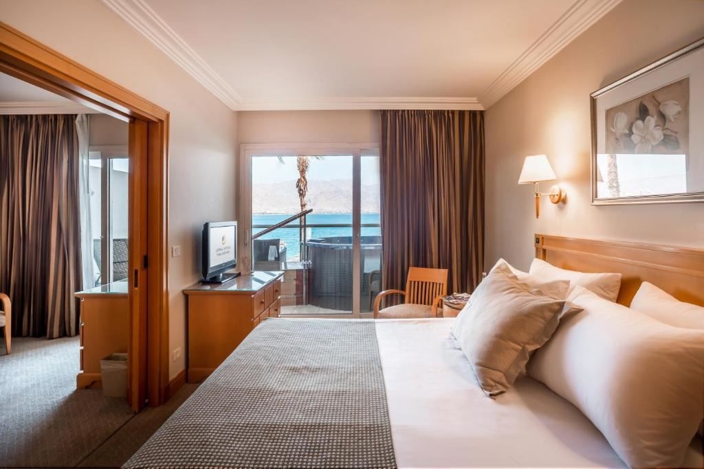 rooms-deluxe-jacuzzi-suite