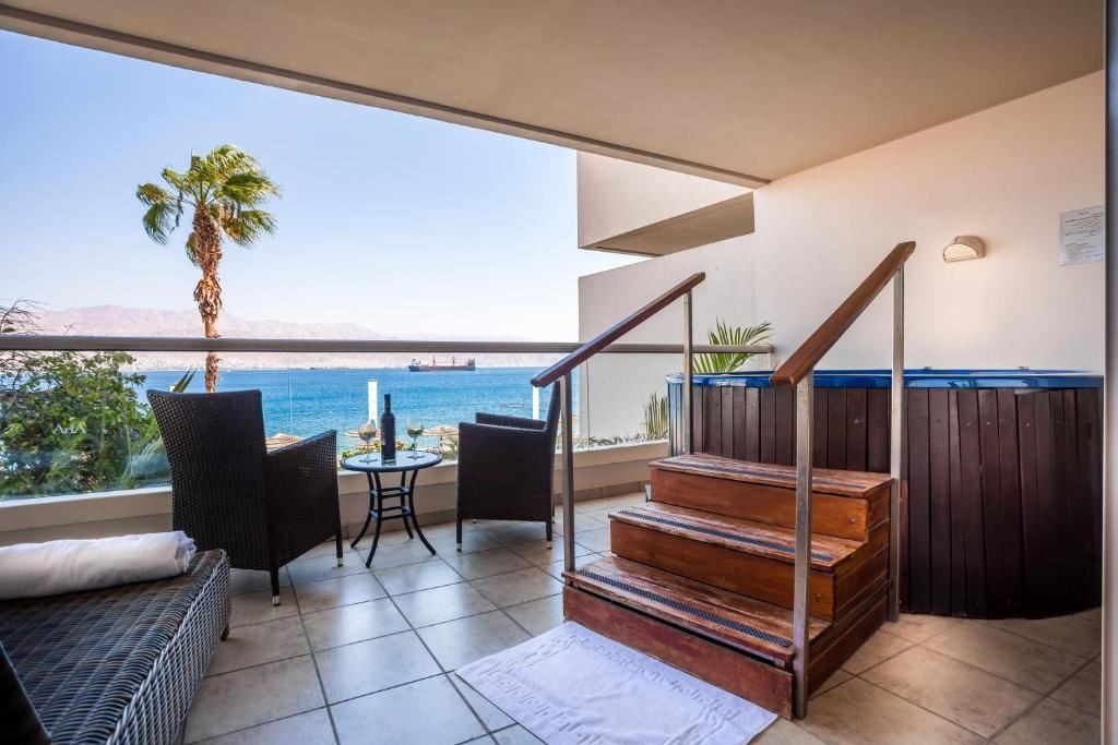 rooms-deluxe-jacuzzi-suite