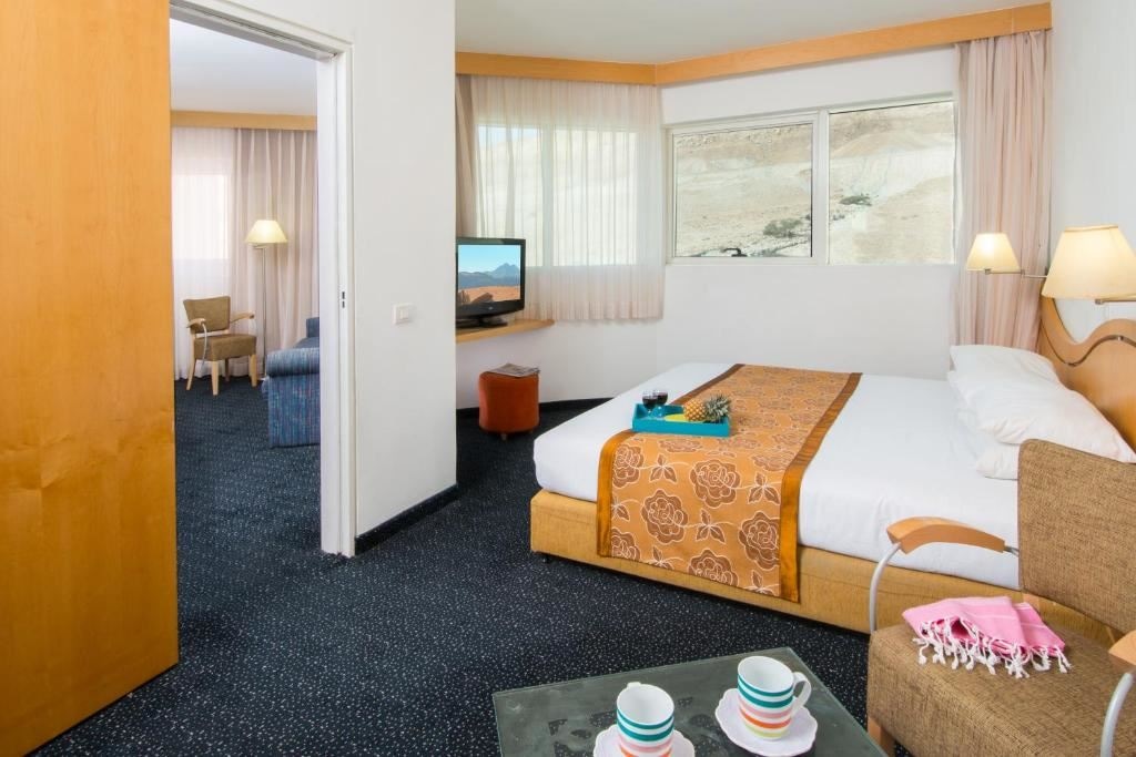 rooms-deluxe-family-room