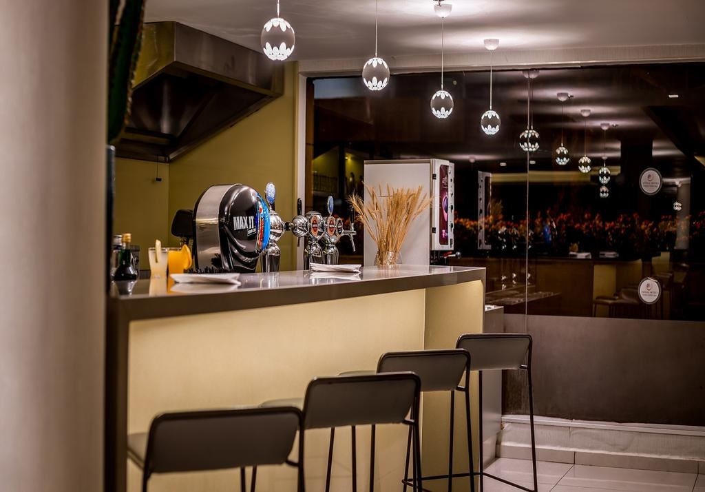 bars-1-bar-in-eacj-lobby