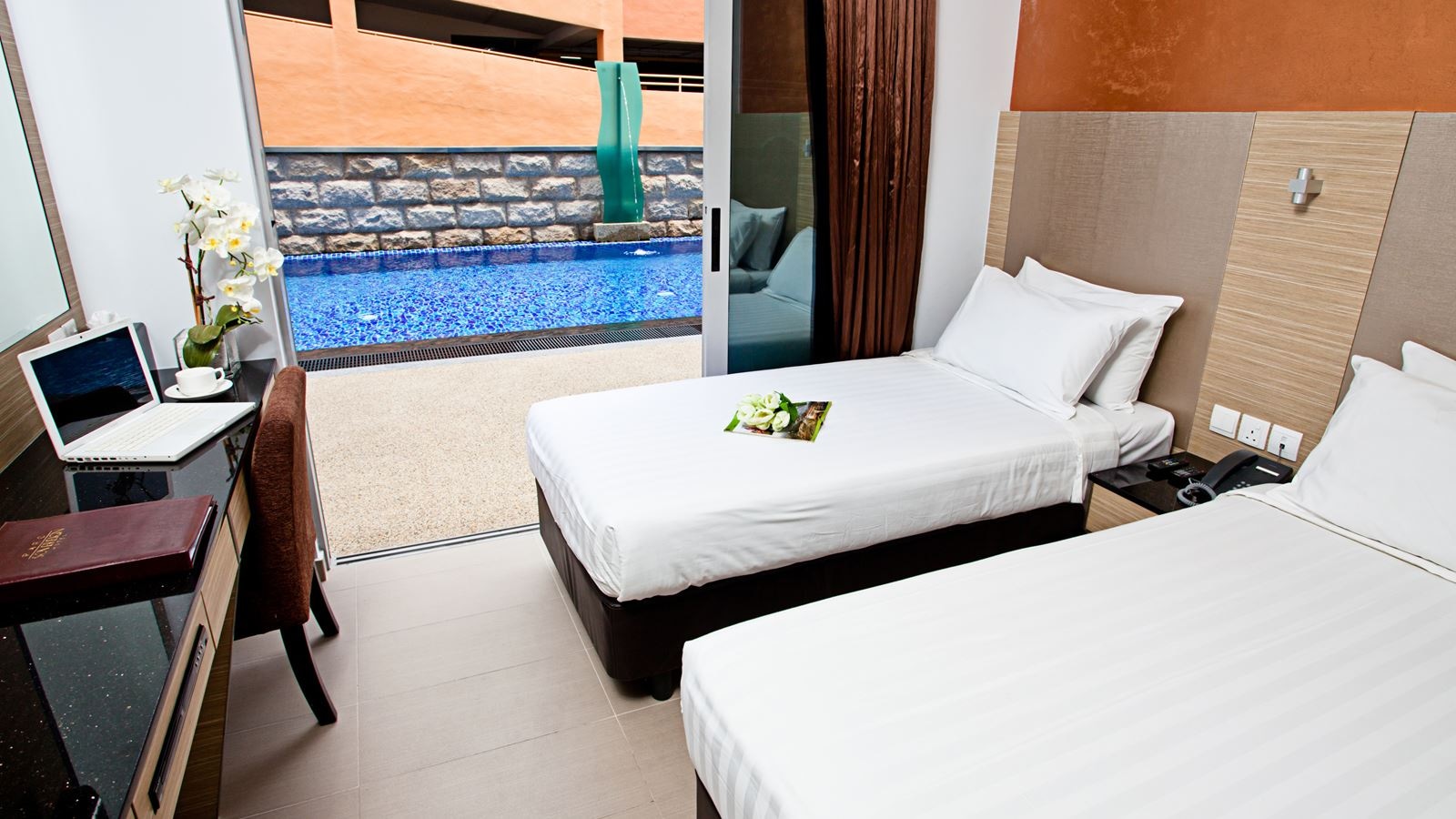 rooms-deluxe-twin-room