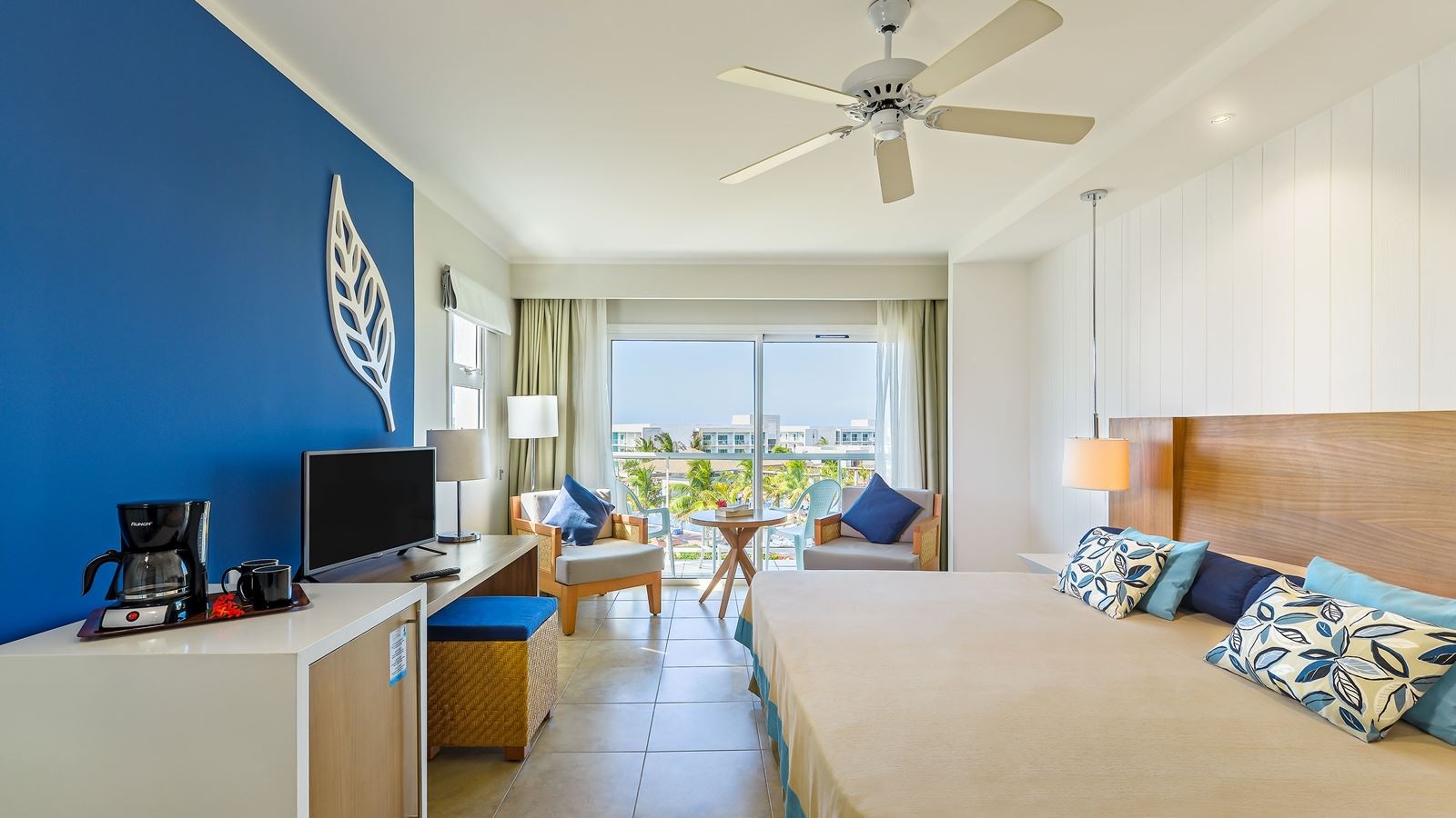 rooms-deluxe-pool-view