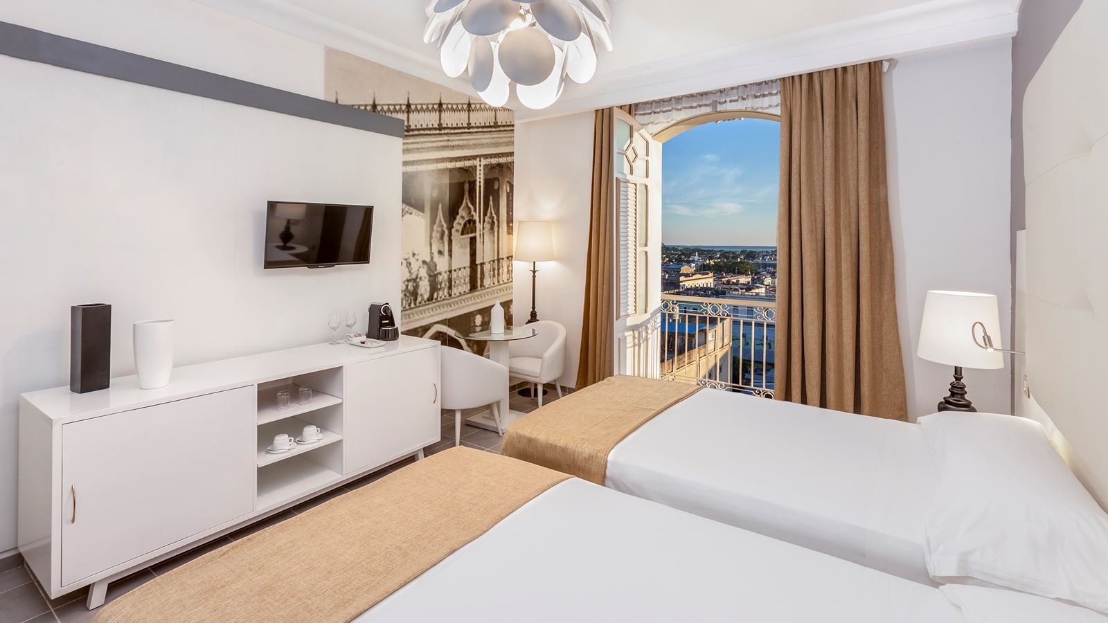 rooms-classic-room-city-view