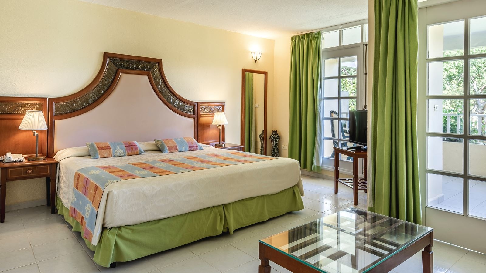 rooms-suite-pool-view