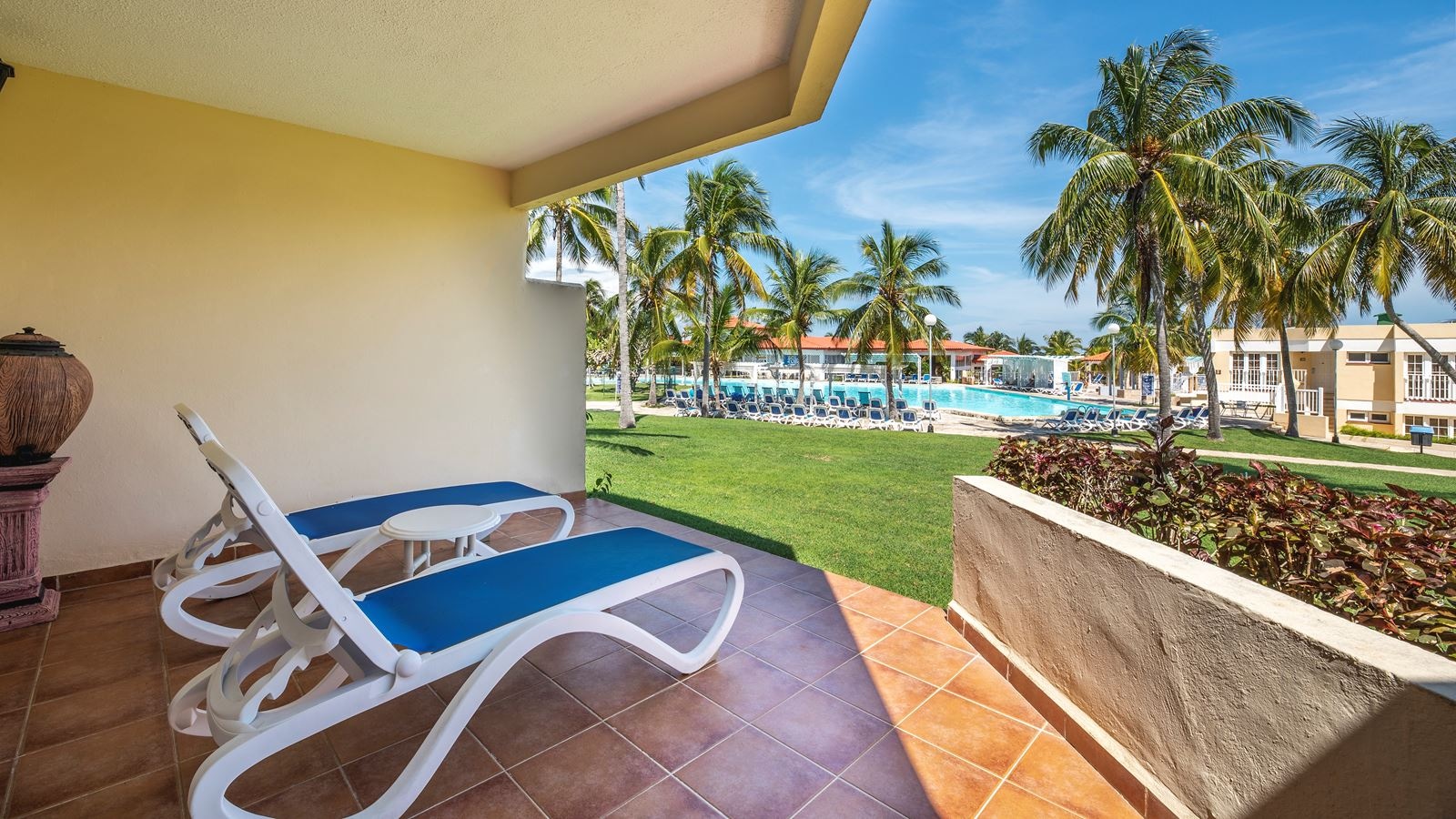 rooms-suite-pool-view