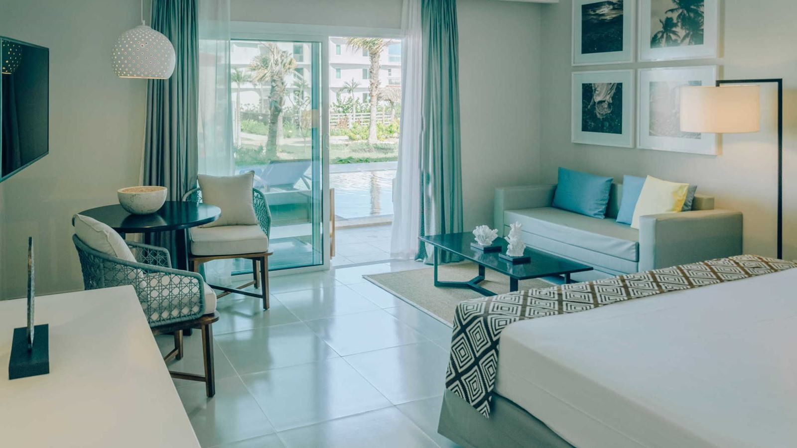 rooms-coral-junior-suite-swim-up