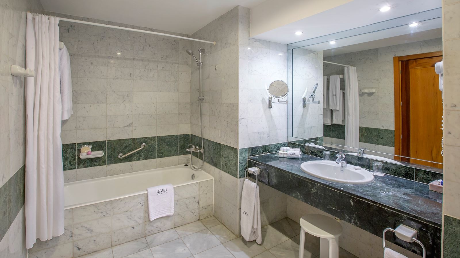 rooms-the-level-room-sea-view