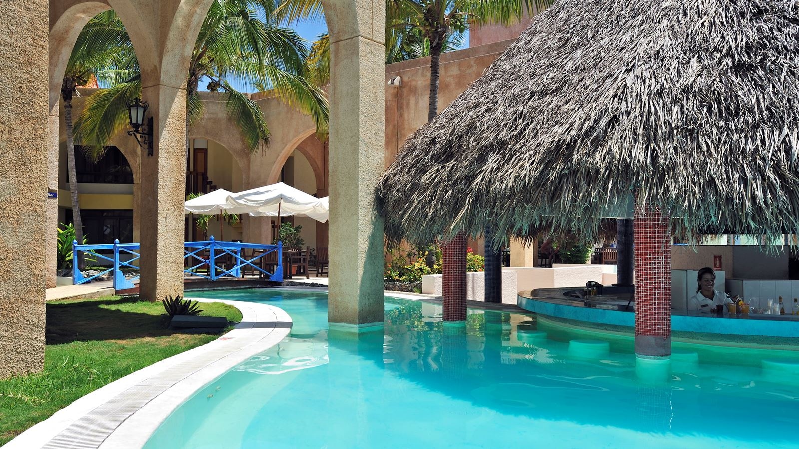 bars-bar-piscina-los-bungalows