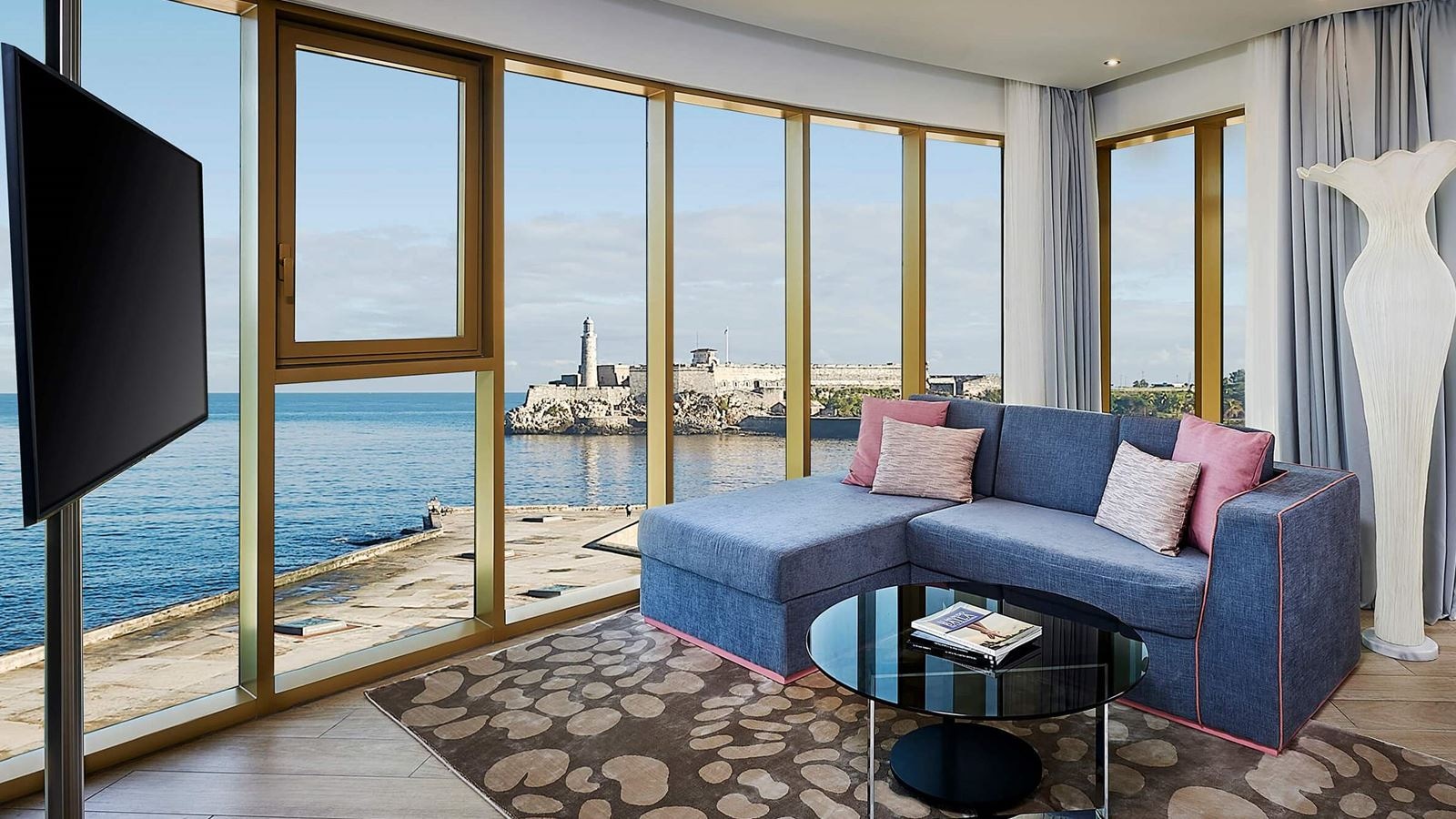 rooms-luxury-suite-panorama-view