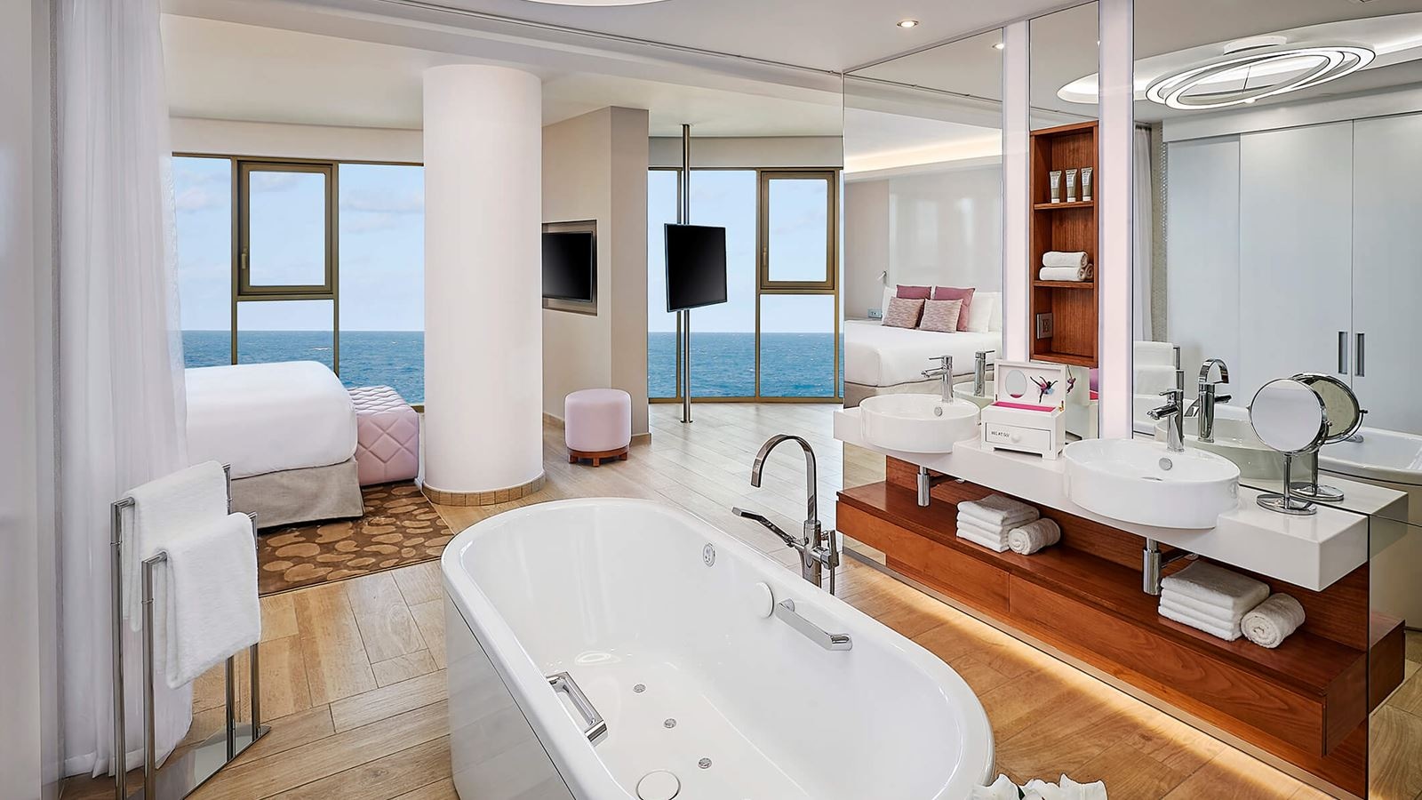 rooms-luxury-suite-panorama-view