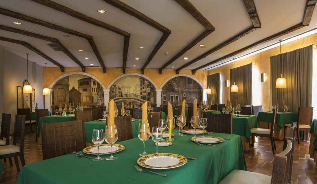 restaurants-main-building