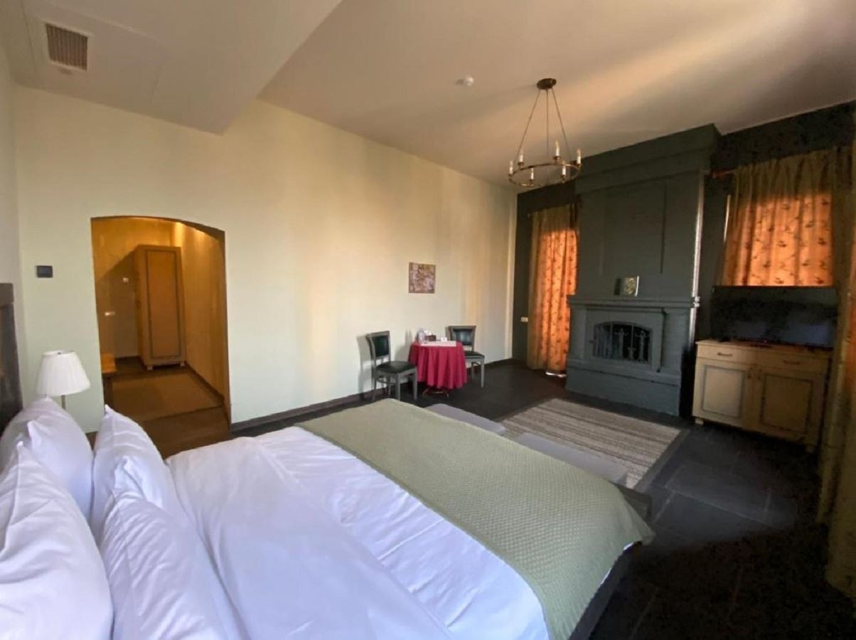 rooms-family-suit-with-balcony-sngl