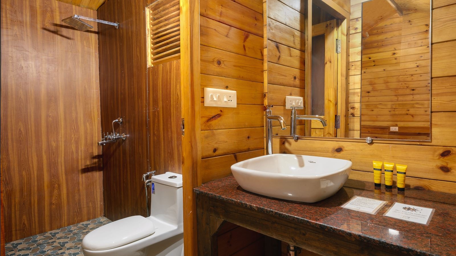 rooms-wooden-cottage-ac