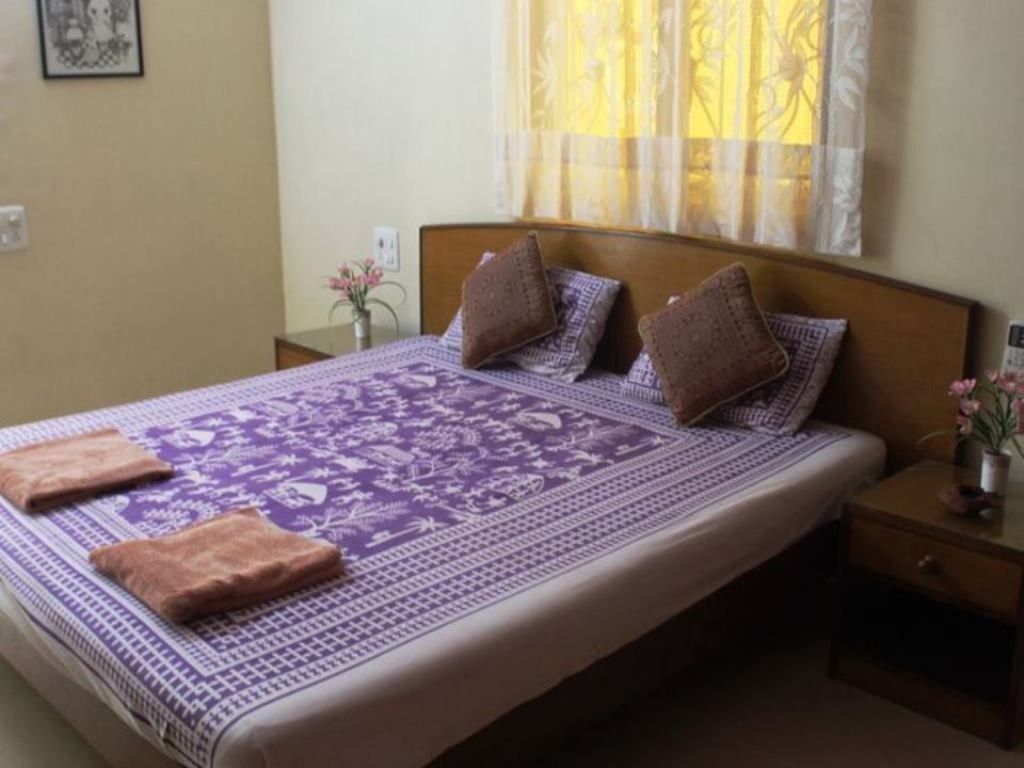 rooms-deluxe-ac-room