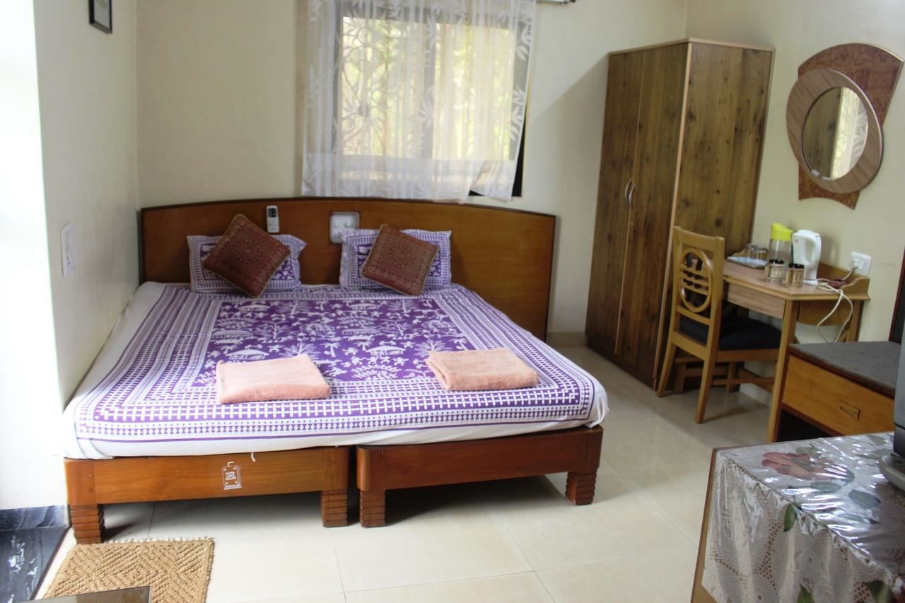 rooms-deluxe-ac-room