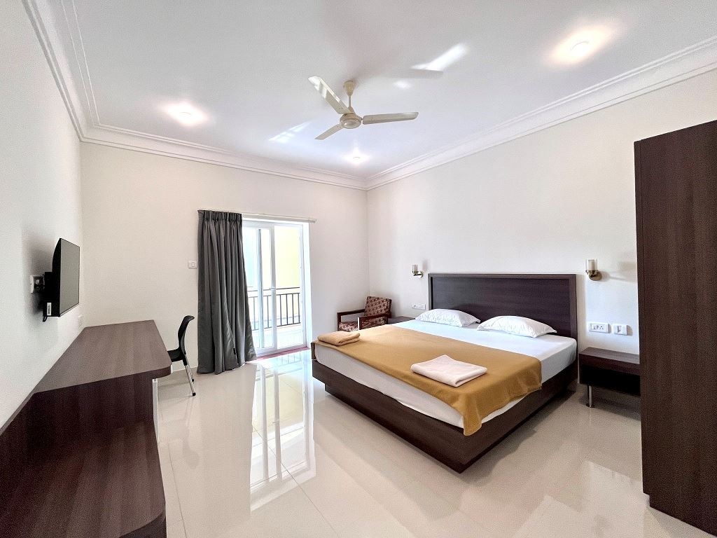 rooms-premium-ac-room-with-balcony