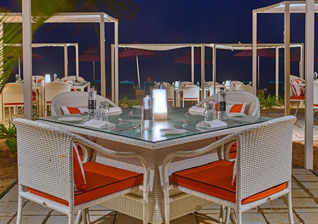 restaurants-blue-iris-beachfront-dining