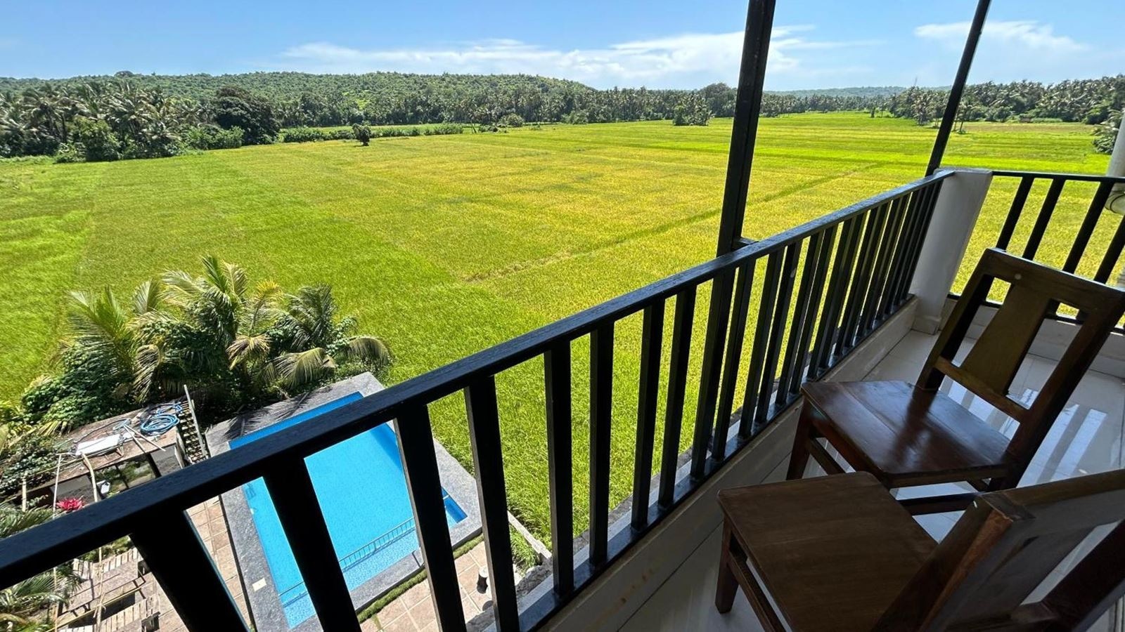rooms-deluxe-pool-view