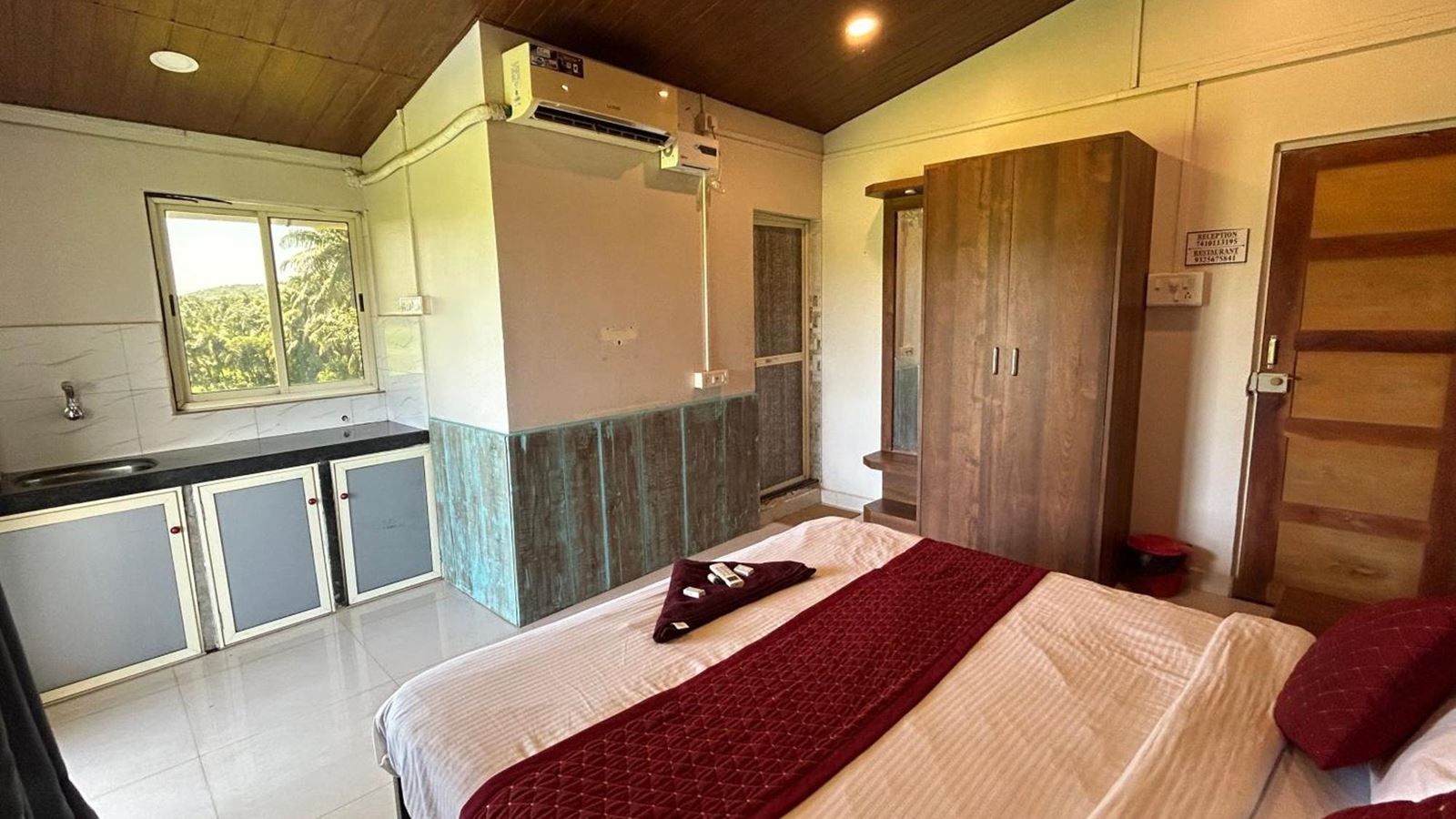 rooms-deluxe-pool-view