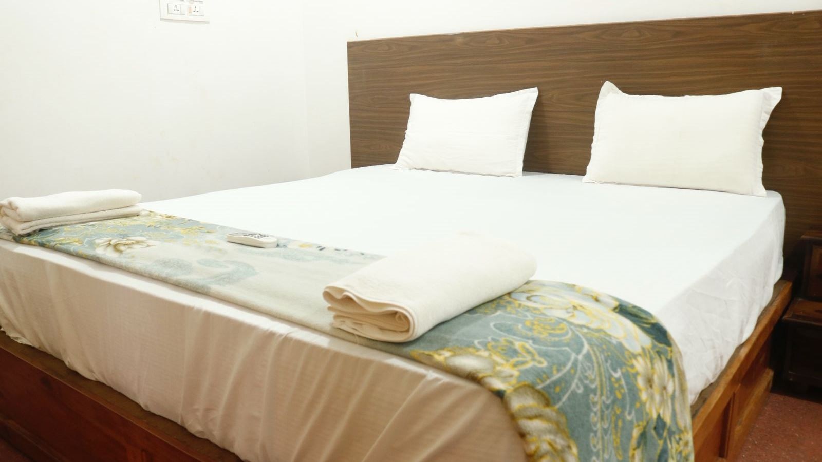 rooms-deluxe-ac-room