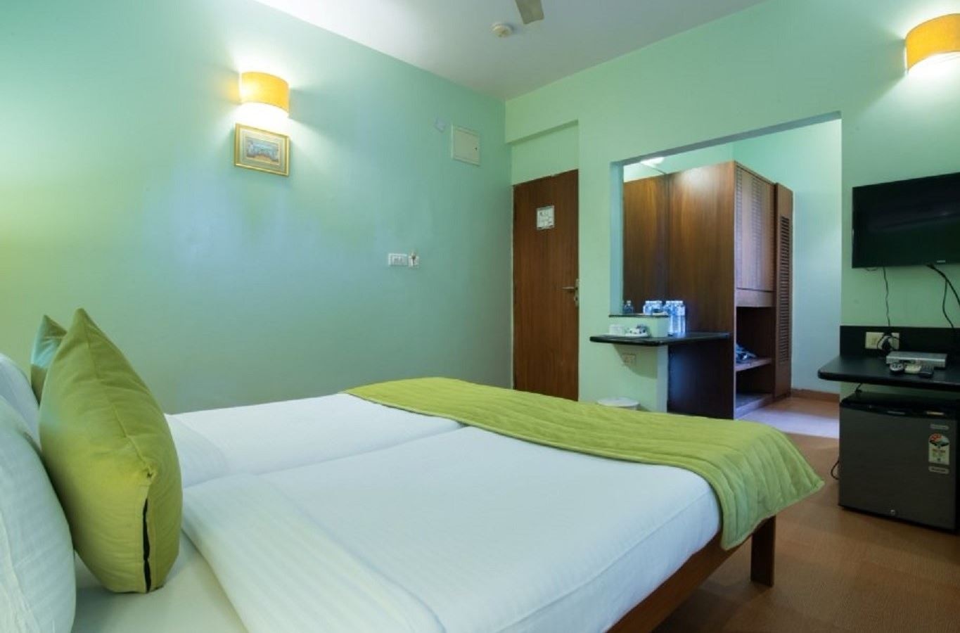 rooms-deluxe-pool-view