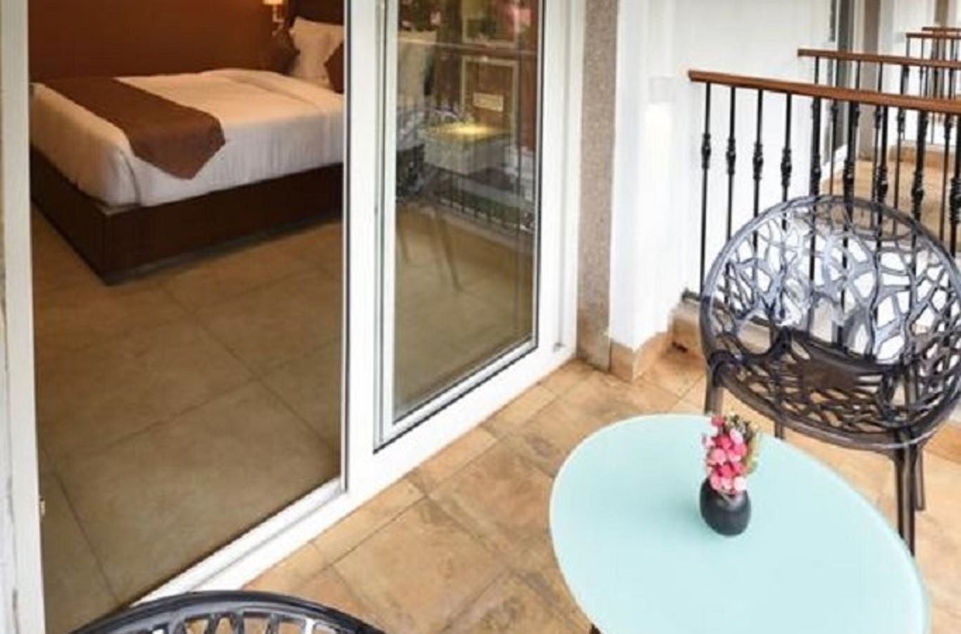 rooms-luxury-w-balcony