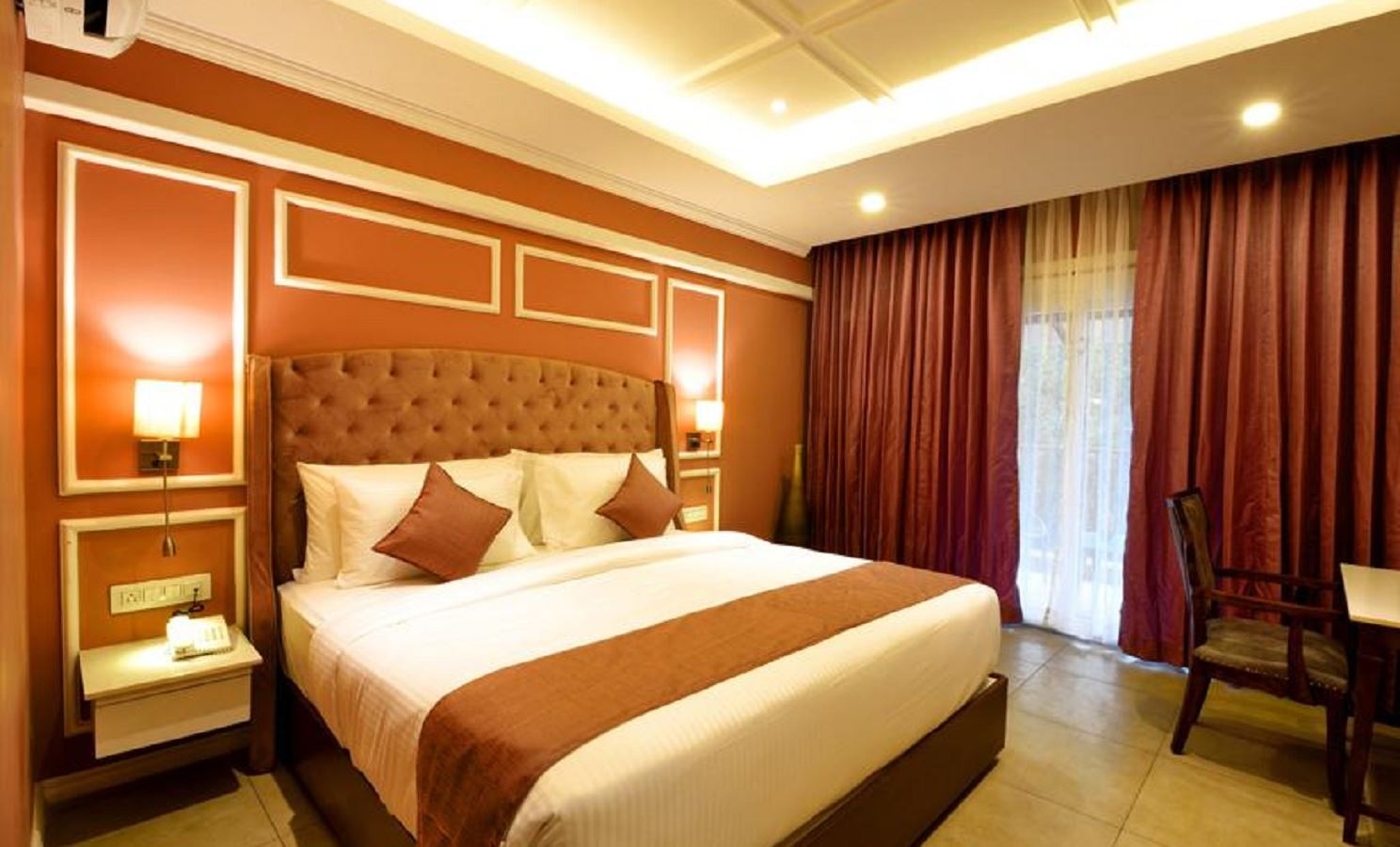 rooms-luxury-w-balcony