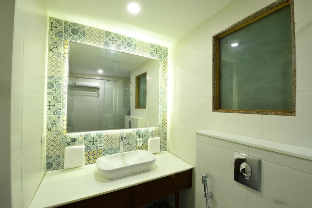 rooms-luxury-w-balcony