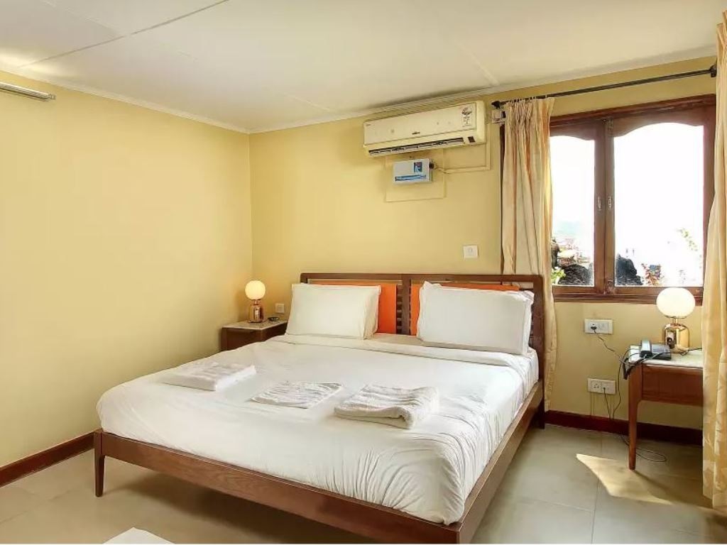 rooms-deluxe-ac-room
