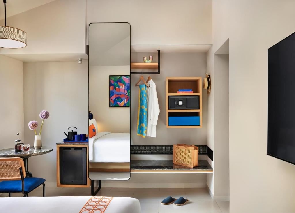 rooms-king-bed-pool-view-with-balcony