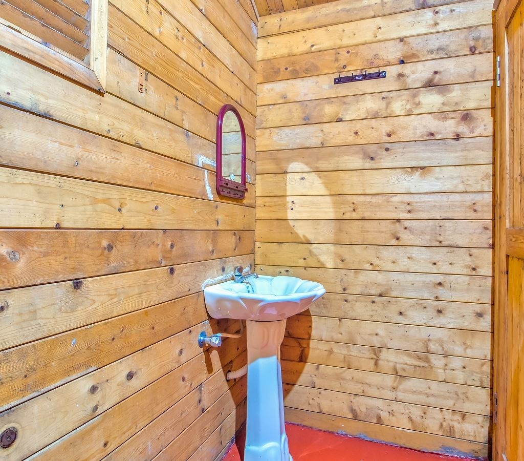 rooms-wooden-cottage-ac