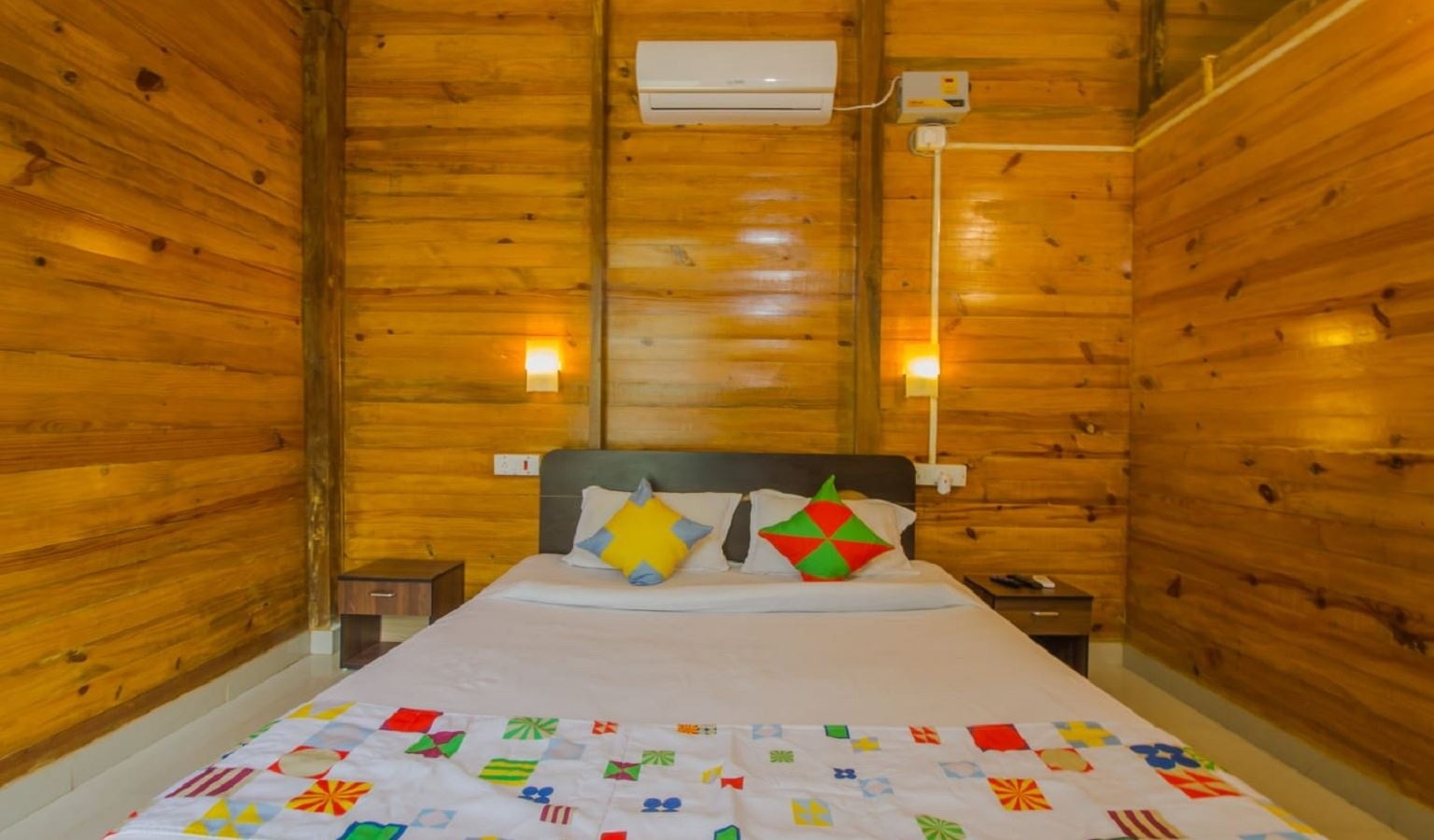 rooms-deluxe-ac-wooden-cottage