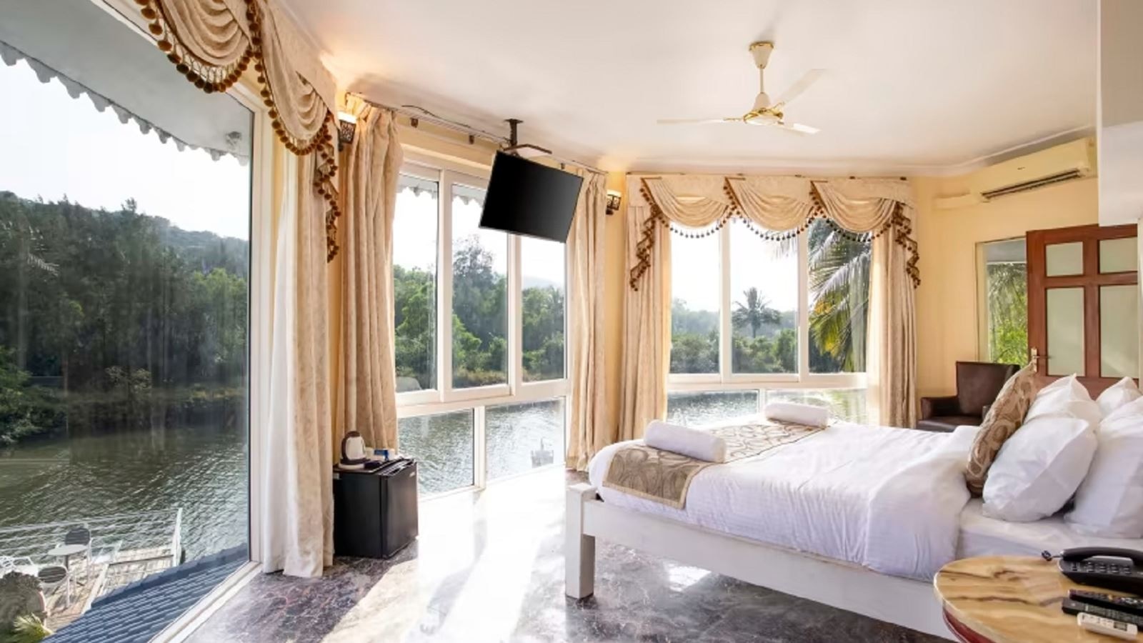 rooms-premium-with-balcony