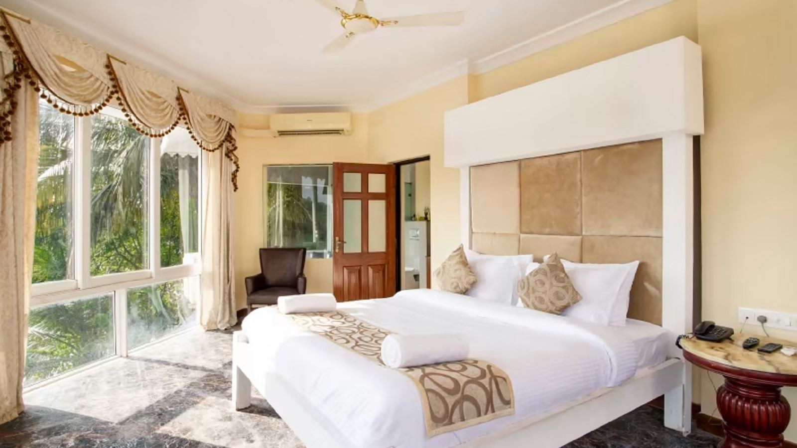 rooms-premium-with-balcony