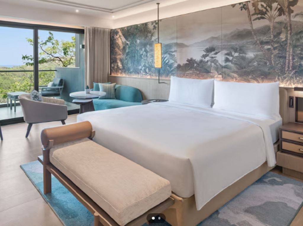 rooms-luxury-bay-view-king-with--balcony