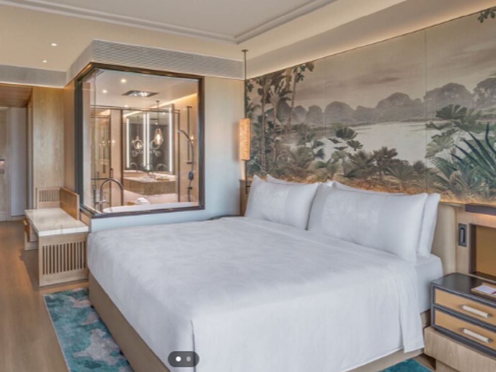 rooms-luxury-tropical-king-with-balcony