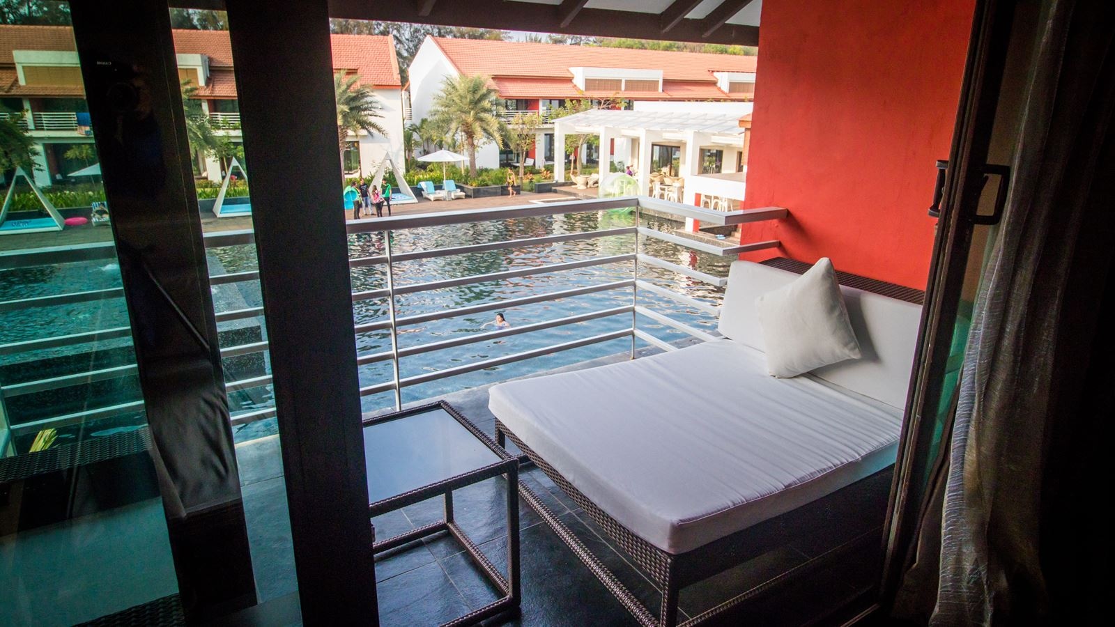 rooms-luxury-pool-view