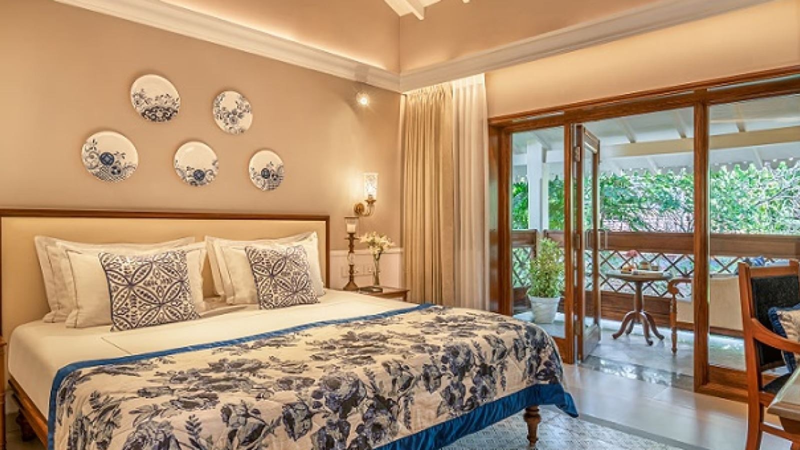 rooms-luxury-garden-view-with-balcony