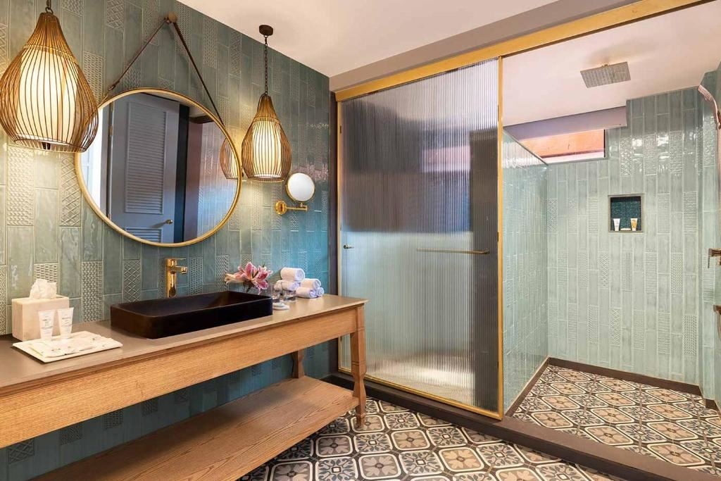 rooms-deluxe-room-with-balcony