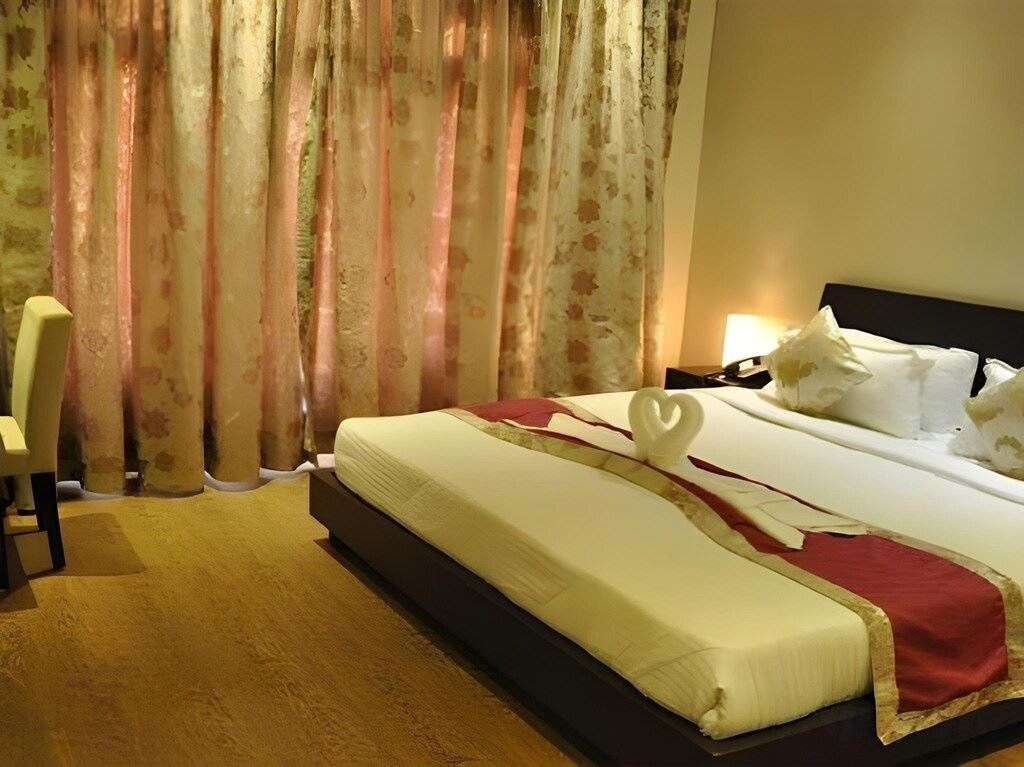 rooms-delight-ac-with-balcony