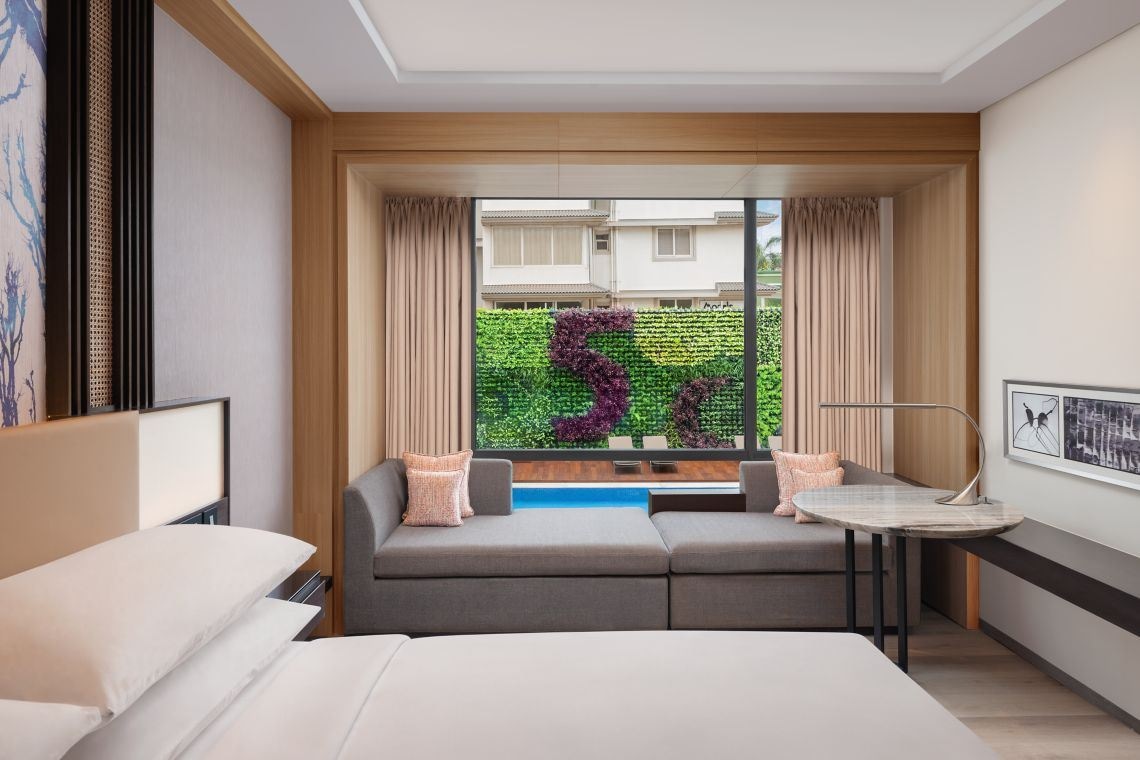 rooms-deluxe-pool-facing-room