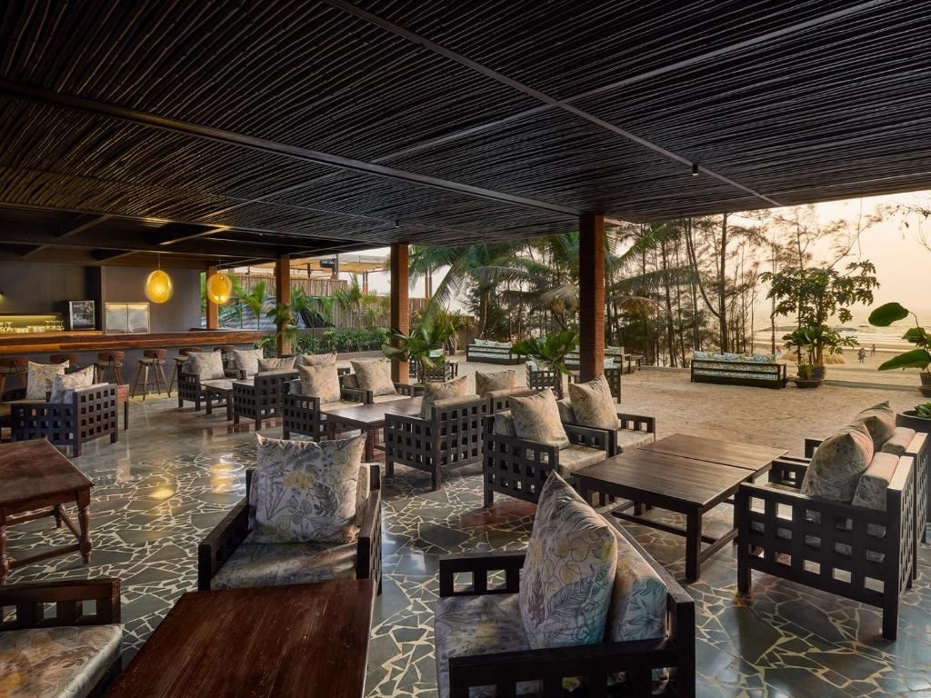 restaurants-red-thread