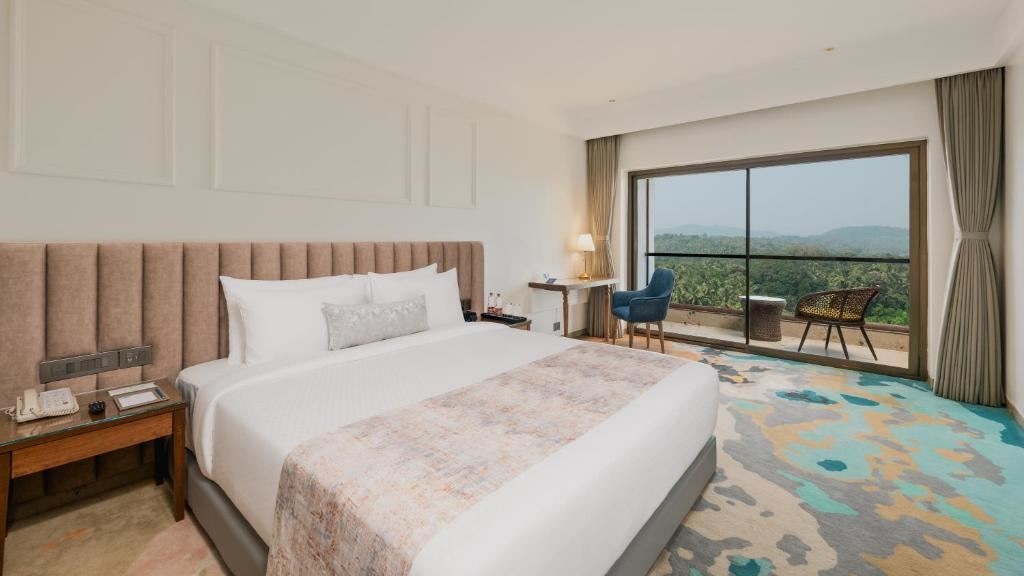 rooms-deluxe-suite-with-balcony